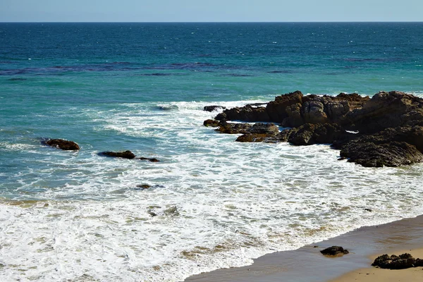 Vagues battant contre les rochers côtiers sur les falaises — Photo