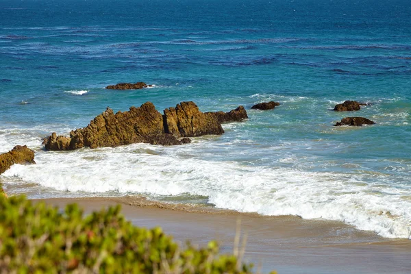 Olas golpeando contra rocas costeras en los acantilados — Foto de Stock