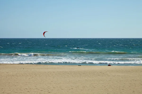 Kite surfař Kalifornii pobřežní břehy — Stock fotografie