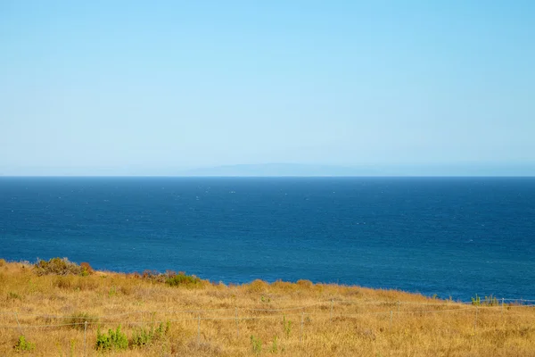 Vista desde el acantilado hasta el océano —  Fotos de Stock