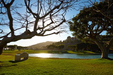 Gün batımında Malibu'da güzel gölet