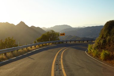 Malibu tepelere batımında yolda