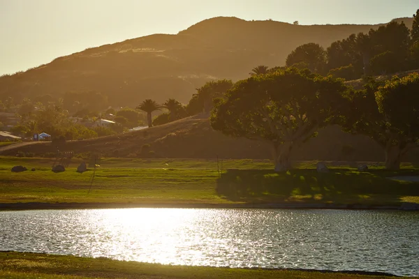 Bel étang à Malibu au coucher du soleil — Photo