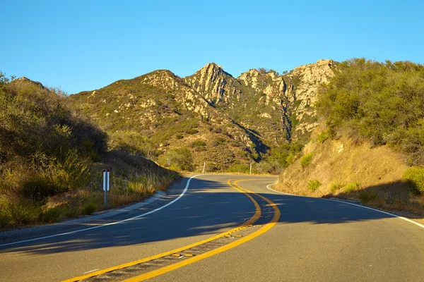 Estrada pelas colinas em Malibu — Fotografia de Stock