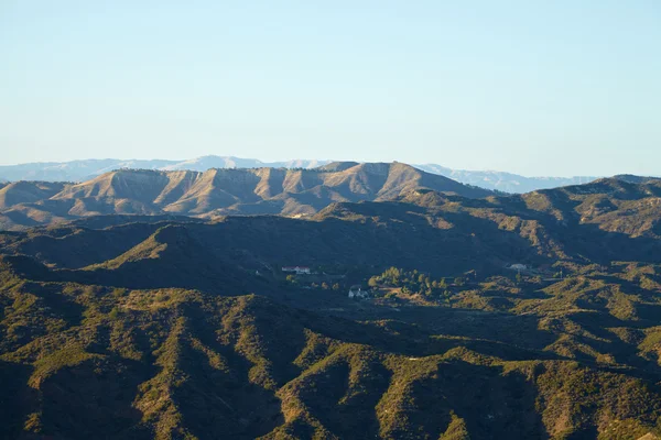 Çayırlar, tepeler ve gökyüzü Malibu'da manzarayı — Stok fotoğraf
