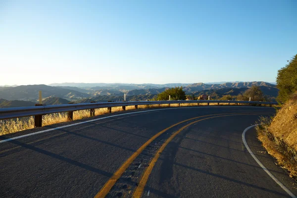 Estrada pelas colinas em Malibu ao pôr-do-sol — Fotografia de Stock