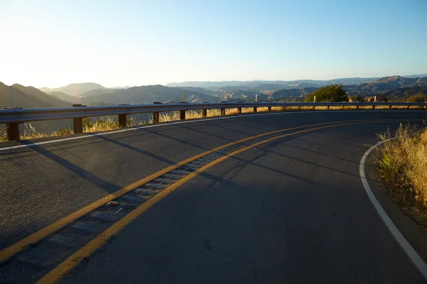 Дорога через холмы в Малибу на закате — стоковое фото