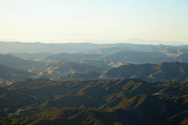 Çayırlar, tepeler ve gökyüzü Malibu'da manzarayı — Stok fotoğraf