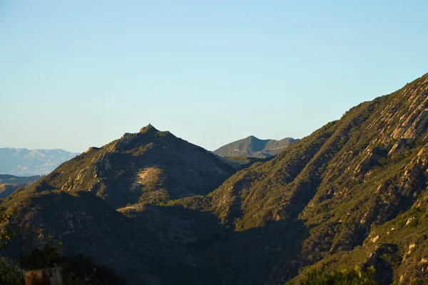 Panoráma, rétek, dombok és ég a Malibu — Stock Fotó