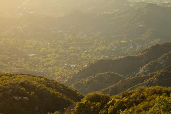 Pôr do sol sobre as colinas em Malibu — Fotografia de Stock