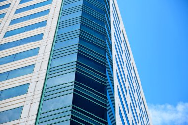 Gökyüzü arkaplanındaki ofis binası.