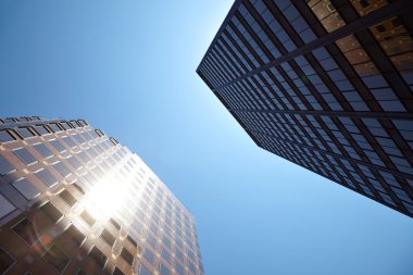 Gökyüzü arkaplanındaki ofis binası.