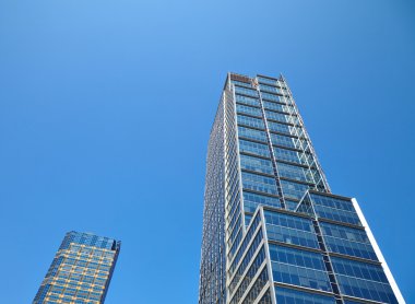 Gökyüzü arkaplanındaki ofis binası.