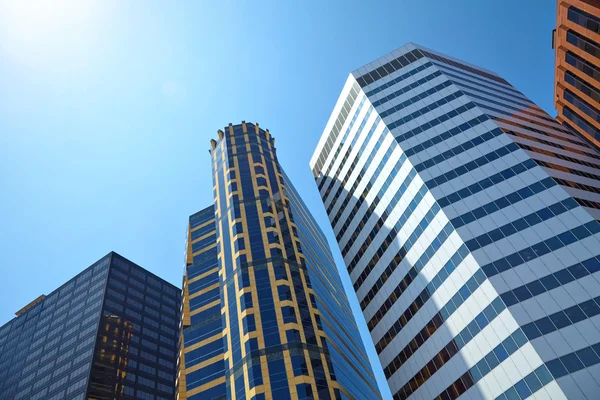 Edifício de escritórios no fundo do céu. — Fotografia de Stock