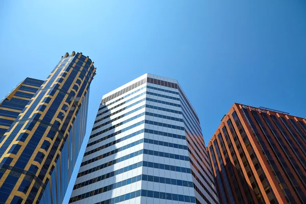 Edifício de escritórios no fundo do céu. — Fotografia de Stock