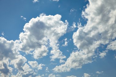 Beyaz bulutların üzerinde mavi gökyüzü çalışan