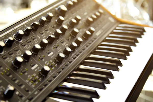 Klavye synthesizer sahnede konser öncesi