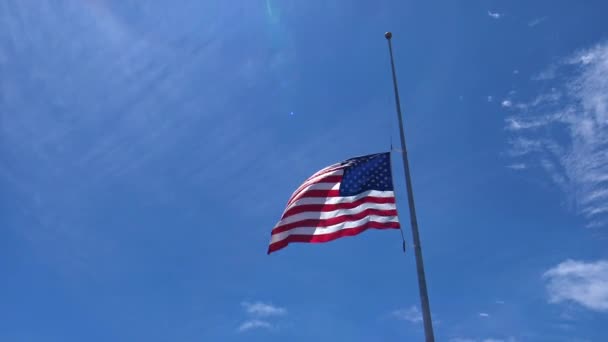 Amerikaanse vlag zwaaiend tegen blauwe lucht — Stockvideo