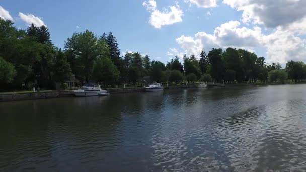 Barcos en el río — Vídeos de Stock