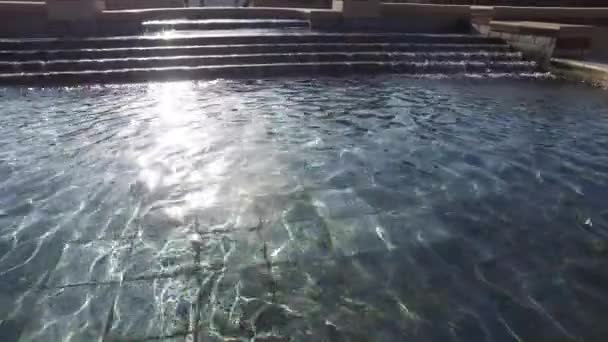 De soepele beweging van de camera boven het water in het park — Stockvideo