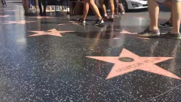 Los Angeles - September 2016: Hollywood Walk of Fame met mensen wandelen door. — Stockvideo