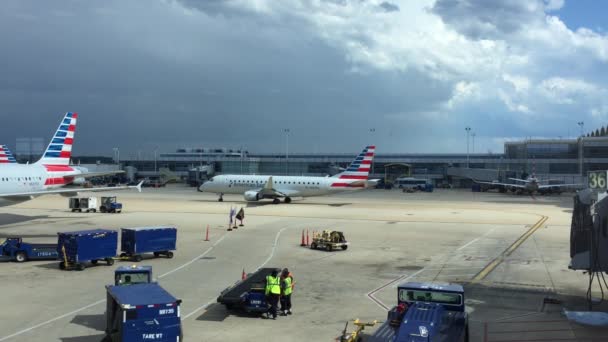 CHARLOTTE, NORTH CAROLINA - June 2016: American Eagle Airlines airplanes — Stock Video