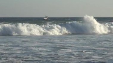 Malibu, Kaliforniya, ABD - Eylül 2016: Sörf insanlar dalgalar binmek