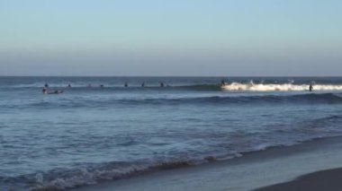 Malibu, Kaliforniya, ABD - Eylül 2016: Sörf insanlar dalgalar binmek