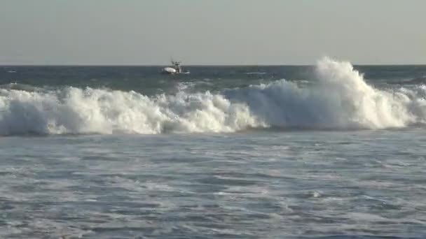 Malibu, Kalifornien, Usa - September 2016: Surfing personer rida på vågorna — Stockvideo