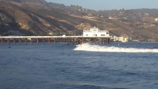 Malibu, California, Amerikai Egyesült Államok - szeptember 2016: Szörfözés emberek kört a hullámok — Stock videók