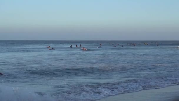Malibu, Kalifornien, USA - September 2016: Surfer reiten auf den Wellen — Stockvideo