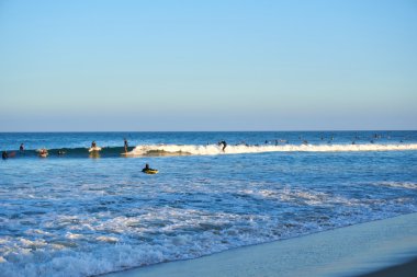 Malibu, Kaliforniya, ABD - Eylül 2016: Sörf insanlar dalgalar binmek