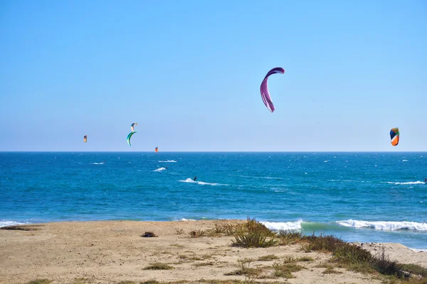 马里布，加利福尼亚州，美国-9 月 2016年︰ 风筝冲浪人骑浪 — 图库照片
