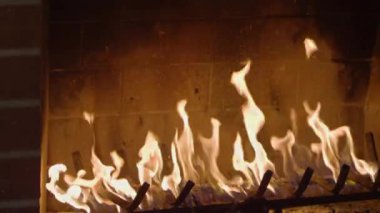 Şöminede ateş var. Yapraklar yanıyor. Ağır çekim. Kırmızı Destansı Kamera 4K.