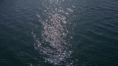 Karışık mavi okyanus su yüzeyine yakın durun. Yavaş çekim