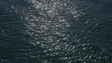 Karışık mavi okyanus su yüzeyine yakın durun. Yavaş çekim