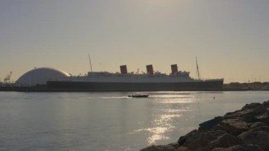 Los Angeles, ABD. 10 Aralık 2020. Long Beach, Los Angeles 'taki RMS Queen Mary okyanus gemisinin güzel manzarası. Kraliçe Mary kalıcı olarak turistik eğlence, otel, müze ve etkinlik tesisi olarak demirlemiştir..