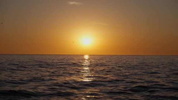 Dramática puesta de sol en el océano. Cielo ardiente y olas doradas brillantes. Puesta de sol mar 4k. Cielo rojo, sol amarillo y un mar increíble. Atardecer de verano paisaje marino. Movimiento lento. — Vídeos de Stock