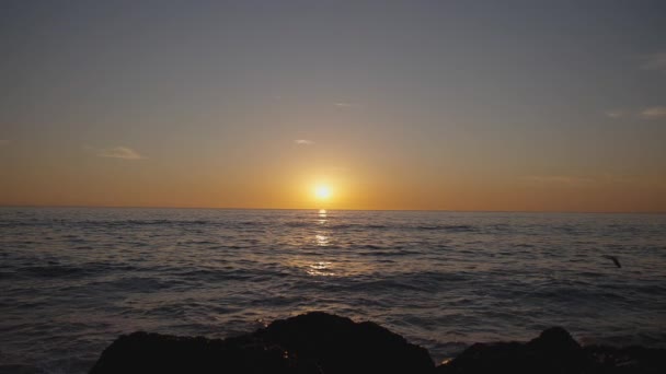 Dramática puesta de sol en el océano. Cielo ardiente y olas doradas brillantes. Puesta de sol mar 4k. Cielo rojo, sol amarillo y un mar increíble. Atardecer de verano paisaje marino. Movimiento lento. — Vídeos de Stock