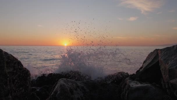 Coucher de soleil spectaculaire sur l'océan. ciel brûlant et des vagues dorées brillantes frappent les rochers. coucher de soleil mer 4k. Les mouettes volent. ciel rouge, soleil jaune et mer étonnante. coucher de soleil d'été paysage marin. au ralenti. — Video