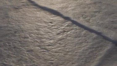 Dramatik okyanus batımı. Yanan gökyüzü ve parlayan altın dalgalar. Gün batımı denizi 4k. Kızıl gökyüzü, sarı güneş ve inanılmaz deniz. Deniz köpüğü sarı kumsala doğru akar. Yaz günbatımı deniz manzarası. Yavaş çekim.