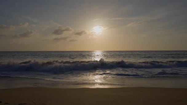 Coucher de soleil spectaculaire sur l'océan. ciel brûlant et ondes dorées brillantes. coucher de soleil mer 4k. ciel rouge, soleil jaune et mer étonnante. mousse de mer coule sur la plage de sable jaune. coucher de soleil d'été paysage marin. au ralenti. — Video