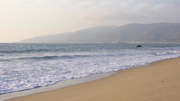 Drammatico tramonto sull'oceano. Cielo ardente e onde dorate scintillanti. Tramonto mare 4k. Cielo rosso, sole giallo e mare stupendo. Schiuma di mare corre sulla spiaggia di sabbia gialla. Estate tramonto paesaggio marino. Rallentatore. — Video Stock