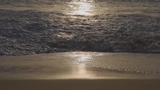 Dramática puesta de sol en el océano. Cielo ardiente y olas doradas brillantes. Puesta de sol mar 4k. Cielo rojo, sol amarillo y un mar increíble. Espuma de mar corre sobre la playa de arena amarilla. Atardecer de verano paisaje marino. Movimiento lento. — Vídeos de Stock