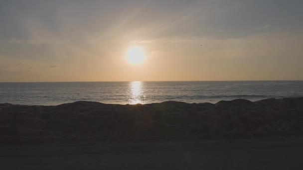 Dramatic ocean sunset. Burning sky and shining golden waves. Sunset sea 4k. Red sky, yellow sun and amazing sea. Summer sunset seascape. Camera moves along coast. dolly shot. — Video Stock