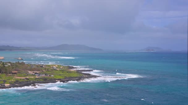 Blue Waves of the Pacific Ocean Beats Oahu Island Volcanic Cliffs. Turquoise water color. Clear sunny day. Archipelago Hawaii. DCI 4k — Video