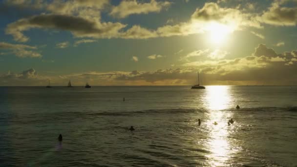 Tropikal günbatımının inanılmaz renkleri. Okyanus ufkunda yüzen yelkenli siluetleri. Oahu Adası, Hawaii Yaz Tatili. — Stok video