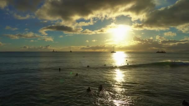 Wspaniałe kolory tropikalnego zachodu słońca. Sylwetki żaglówek pływających na oceanicznym horyzoncie. Wyspa Oahu, Hawaje letnie wakacje. — Wideo stockowe