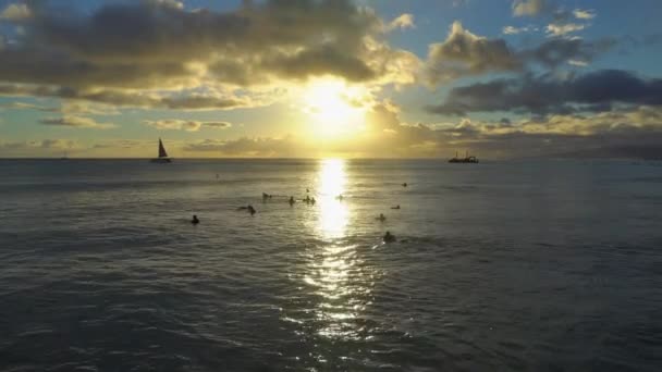 Warna menakjubkan matahari terbenam tropis. Kapal layar siluet mengambang di cakrawala laut. Pulau Oahu, liburan musim panas Hawaii. — Stok Video