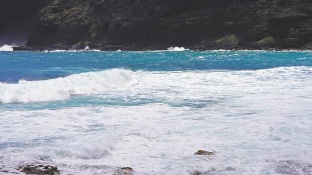 Blue Waves of the Pacific Ocean Beats Oahu Island Volcanic Cliffs (en inglés). Acuarela turquesa. Un día claro y soleado. Archipiélago Hawaii. DCI 4k. Moción lenta. — Vídeos de Stock